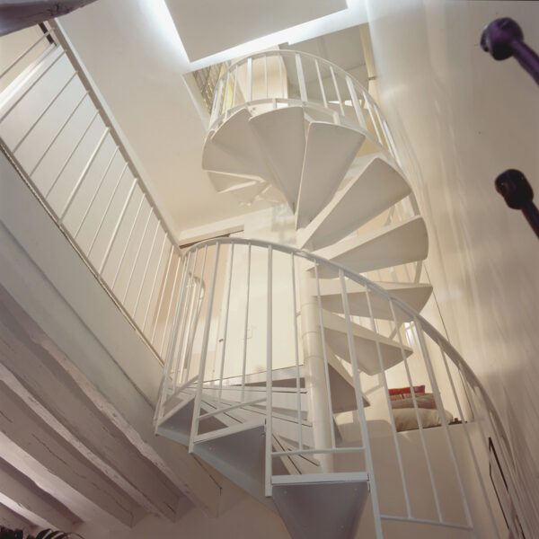 gaité paris appartement rénovation volume duplex triplex escalier monumentale métal blanc tout étage poutre apparente blanche peinte meuble sur mesure blanc bois beige banc