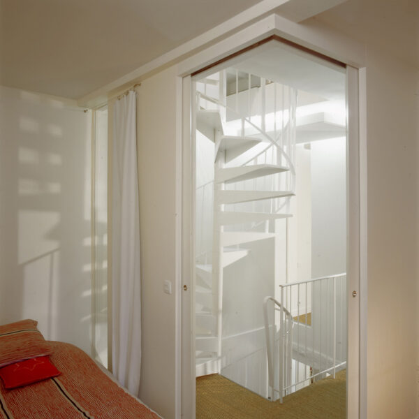 gaité paris appartement rénovation volume duplex triplex escalier monumentale métal blanc tout étage poutre apparente blanche peinte meuble sur mesure blanc bois beige banc
