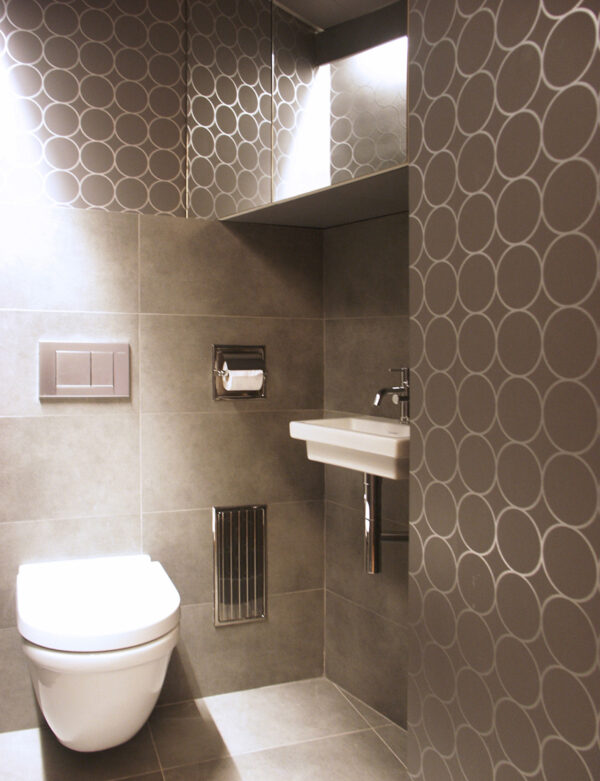 Appartement Haussmannien - Toilette Luxe Papier peint cercle argent métal gris