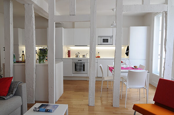 Appartement Paris - Poteaux Structurels en Bois Blancs -Réaménagement Contemporain