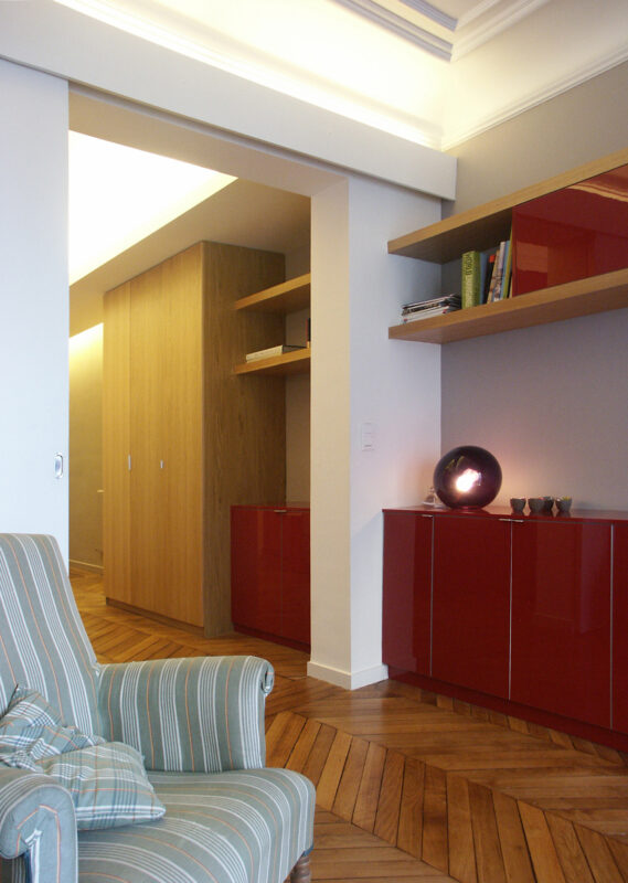 Appartement Paris - Fauteuil, Meuble Rouge et Parquet