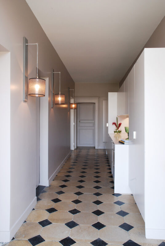 Atelier Sylvie Cahen Architecte Intérieur Paris 12 éme Chateau de Varennes cuisine blanche crédence rouge grande couloir suspension applique carrelage