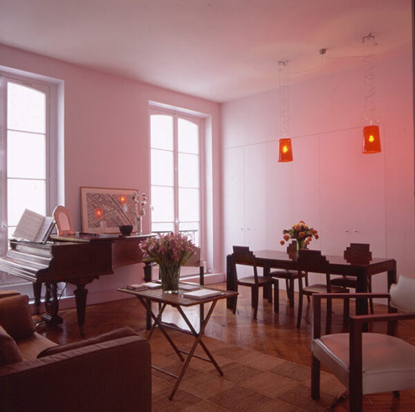 Loft Coloré - Salon avec Piano et Fauteuils - Transformation anciens bureaux