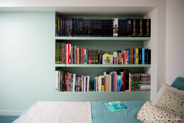 Aménagement de combles - Chambre parentale avec bibliothèque murale.