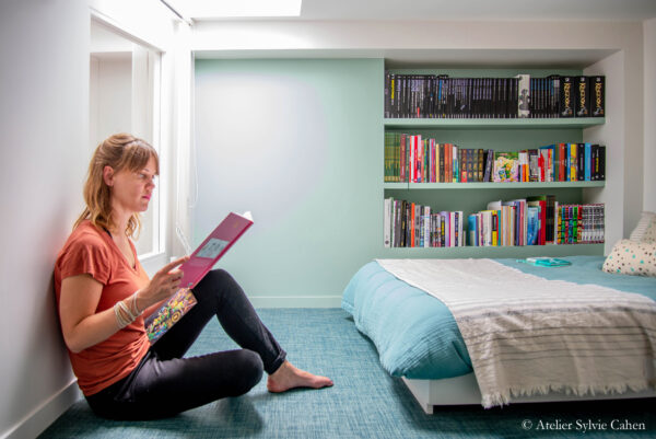 Aménagement de combles - Chambre parentale avec bibliothèque murale