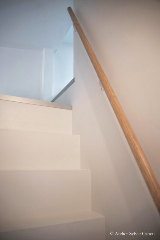 Aménagement de combles - Escalier blanc avec rambarde en bois