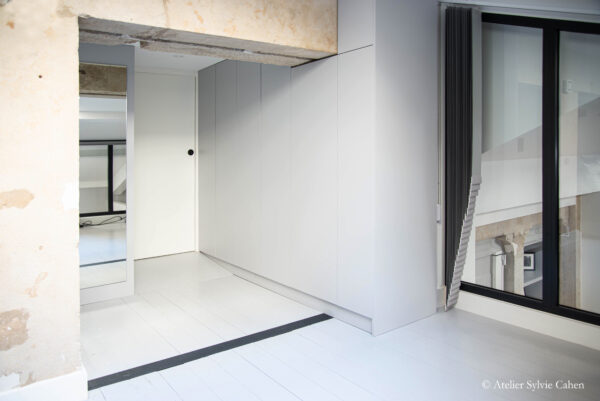 Loft Lyon – Entrée et placards de la chambre en mezzanine