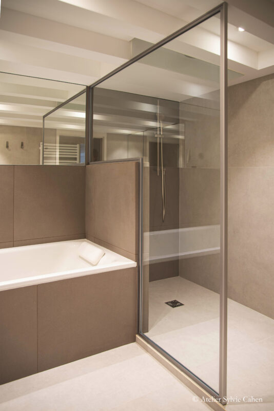 Loft à Lyon - Salle de bain avec douche à l'italienne et baignoire attenante.