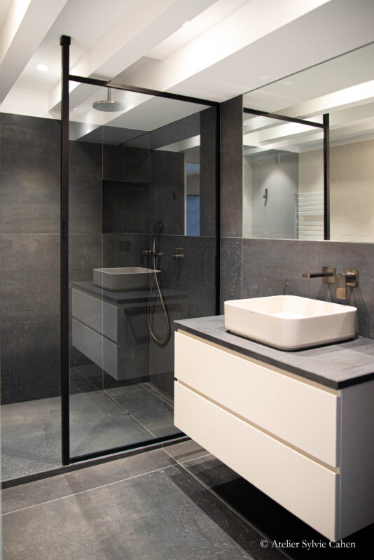 Loft à Lyon. Salle de bain avec douche à l'italienne et meuble à vasque posée.