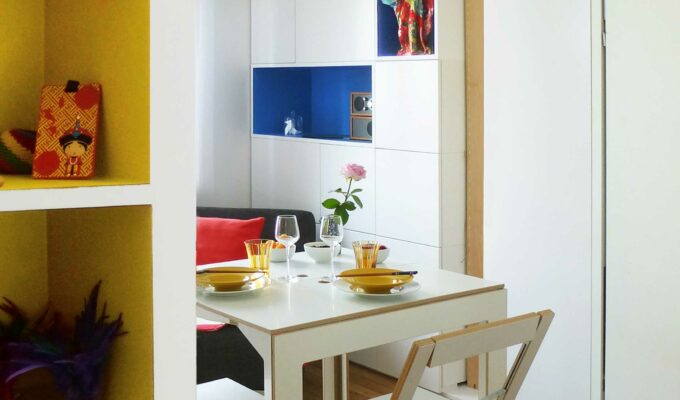 Appartement Origami. La pièce principale est devenu une salle à manger avec cette table et ses chaises pliantes.
