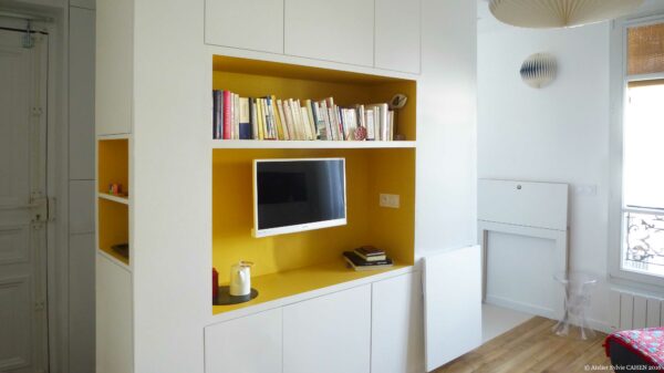 Appartement Origami. Ce meuble multifonction structurant est ici montré comme un meuble TV.