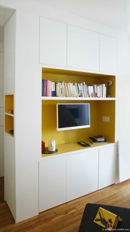 Appartement Origami. Ce meuble multifonction structurant est ici montré comme un meuble TV.