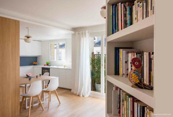 Triplex Parisien – Vue Depuis l’entrée avec Bibliothèque