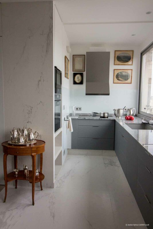 Duplex Contemporain – Cuisine ouverte à meubles gris