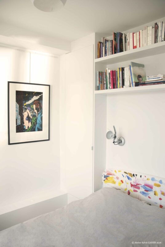 Duplex bleu et jaune Paris – Chambre Parentale avec Bibliothèque