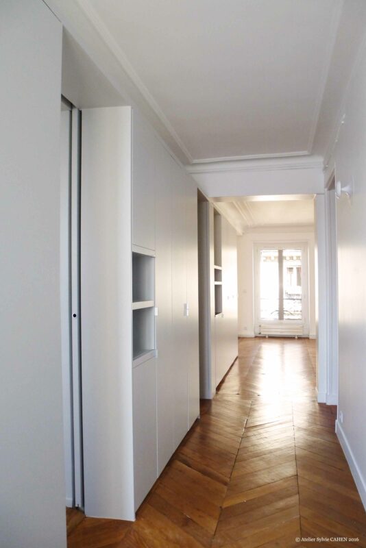 Duplex bleu et jaune Paris – Grand Couloir avec Meuble Structurant