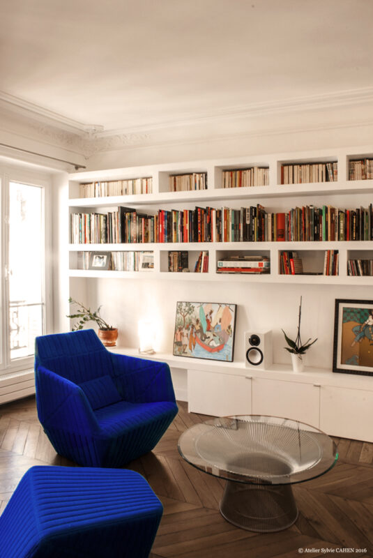 Duplex bleu et jaune Paris – Mobilier Facett et Warren Platner