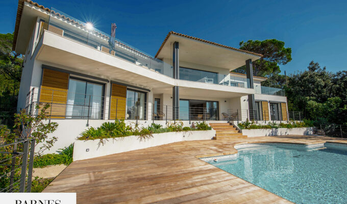 Villa vue sur mer à Sainte - Maxime. Vue de la maison depuis la terrasse extérieure.