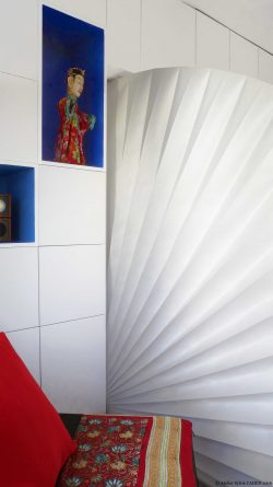 un paravent style "origami" pour un espace de vie fonctionnel